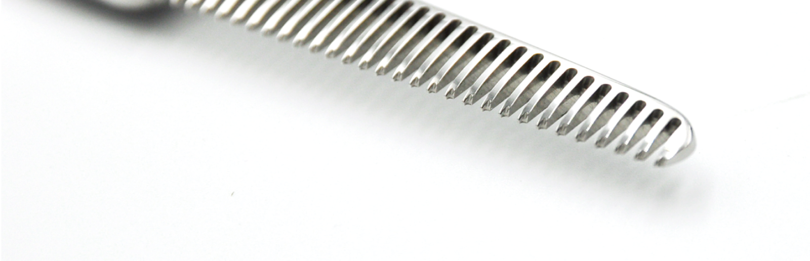 生きてる皮脂細胞と酸化した皮脂細胞を分離する作用があり、 同時に毛根の形を正常に戻し毛細血管の働きを助けます。 また、TOKIKATAには特殊な材料が含まれおり、 酸化した皮脂のみを取る事を可能にしております。